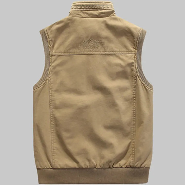 Gilet da uomo multitasche in stile vintage disponibile in cachi o verde. Perfetto per un look outdoor maschile.