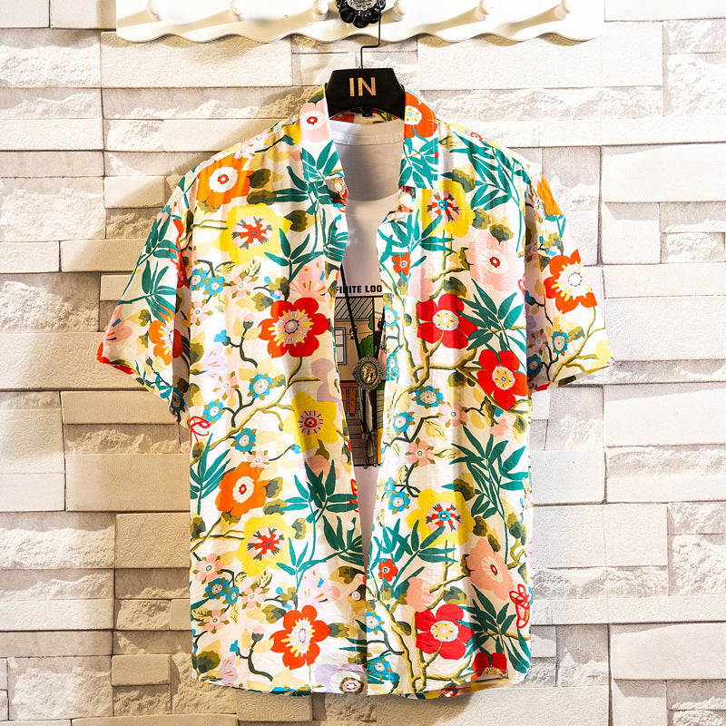 Moda maschile: camicia uomo a maniche corte, slim fit, con stampa floreale esotica per l'estate.