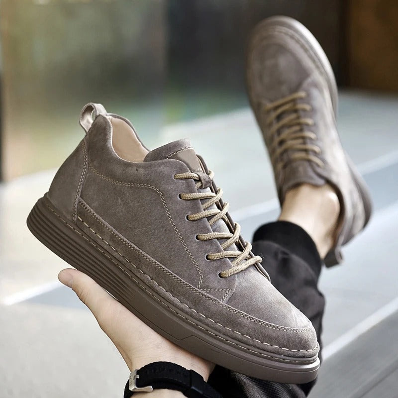 Sneakers uomo casual per lunghe giornate, con ammortizzazione e vestibilità extra-comoda. Beige, bianco, arancio.