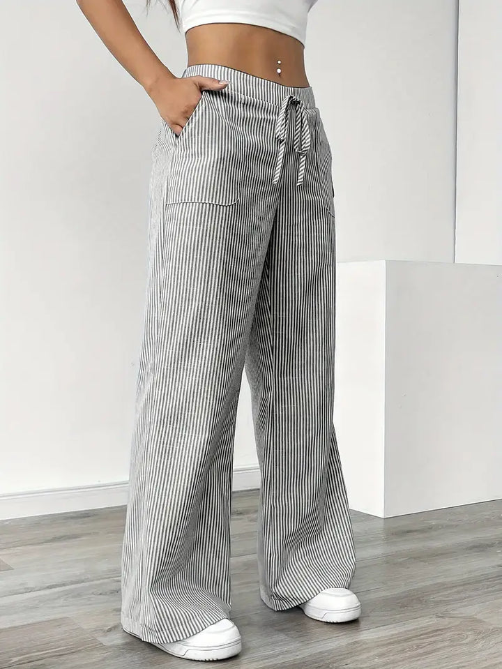 Pantaloni larghi a righe, donna, stile casual elegante, adatti a molteplici abbinamenti.