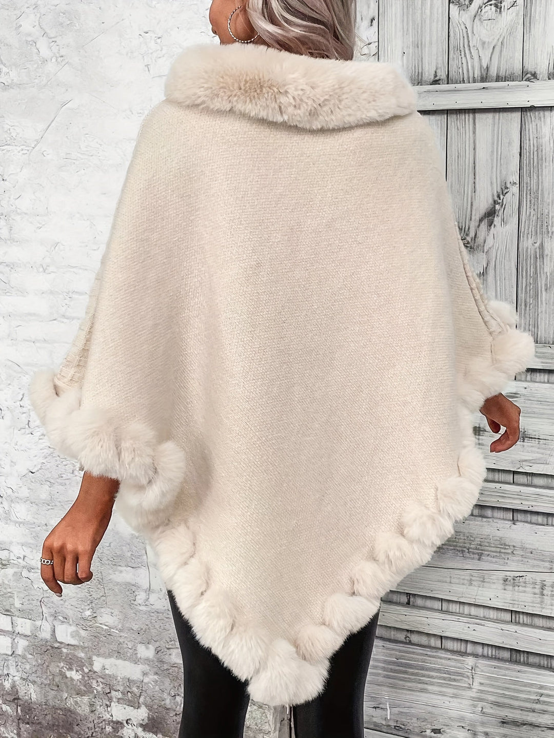Morbido poncho elegante donna, con bordo pelliccia, ideale per un inverno caldo e alla moda.
