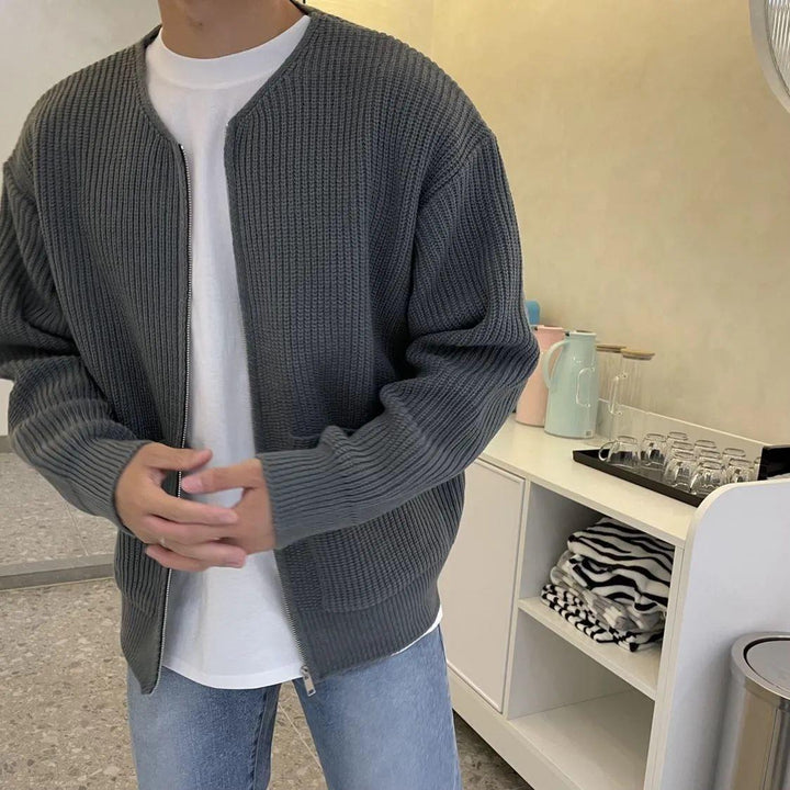 Cardigan versatile da uomo, ideale per strati e look casual. Stile classico per l'eleganza quotidiana maschile.