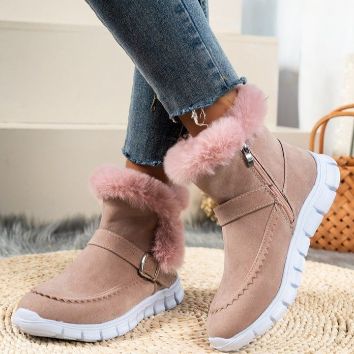 Stivaletti donna alla moda, caldi e comodi per l'inverno. Chiusura zip e fibbia decorativa.
