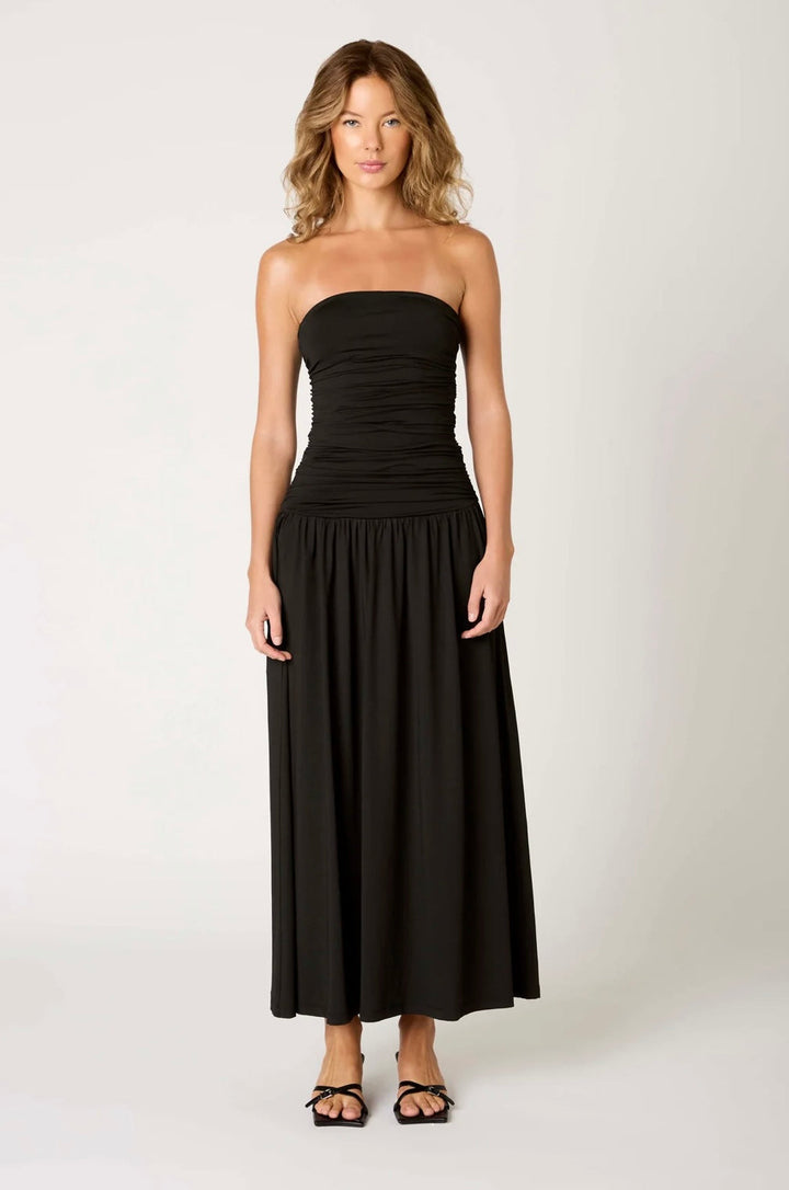 Abito da festa donna, lungo, senza spalline e drappeggiato. Un capo elegante per la tua prossima occasione.