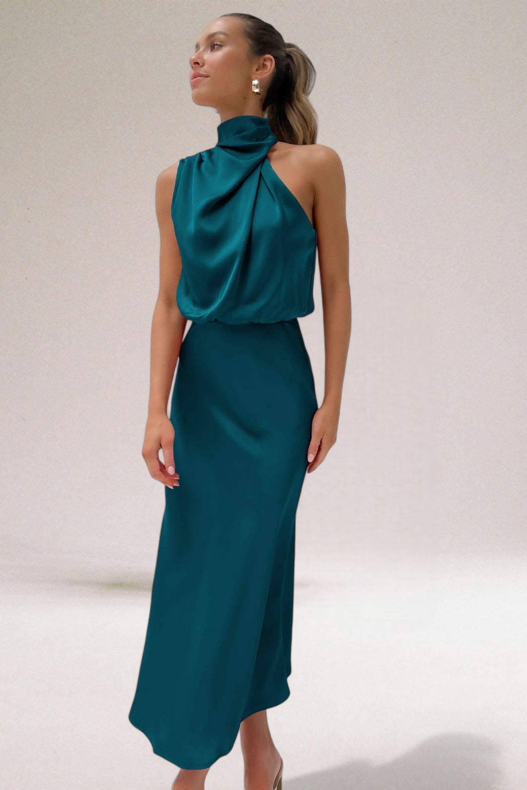 Abito lungo satinato donna elegante con scollo halter e gonna fluida, perfetto per cerimonia.