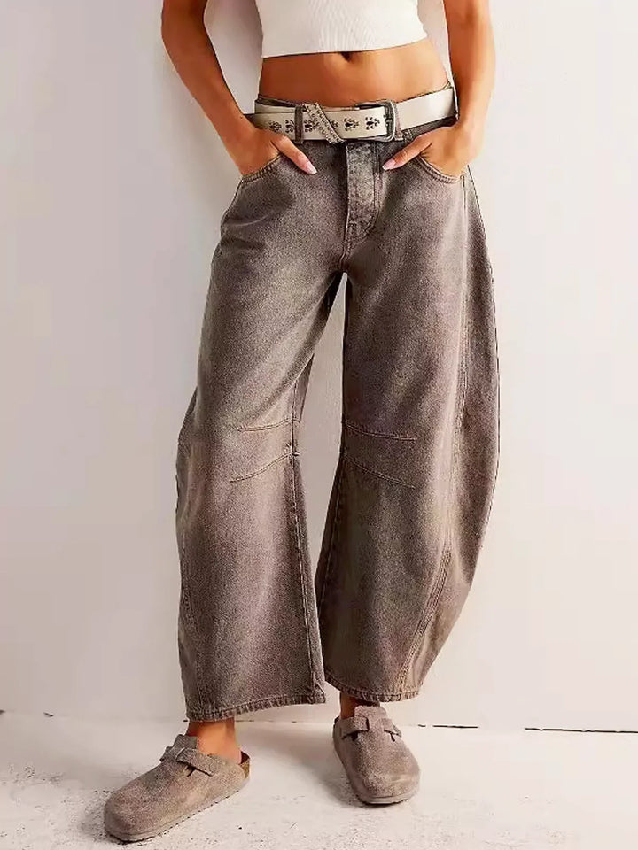 Jeans donna vita alta, gamba larga. Pantaloni comodi ed eleganti per la moda femminile, adatti a varie occasioni.