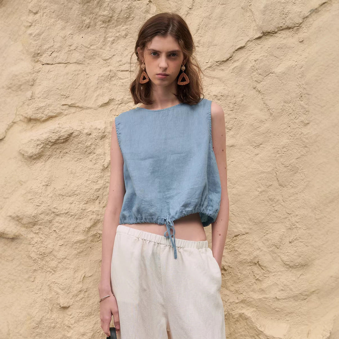 Moda femminile: top casual senza maniche, coulisse regolabile e dettagli a contrasto. Perfetto per l'estate.