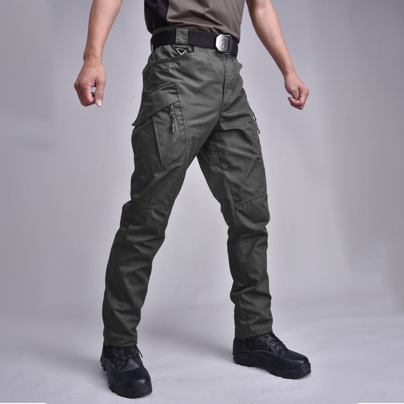 Dettaglio: tessuto impermeabile e antivento per pantaloni uomo tattici cargo. Ideali per autunno.