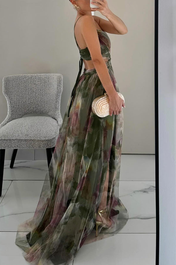 Abito lungo elegante da donna per festa o cocktail, con stampa moderna e allacciatura regolabile.