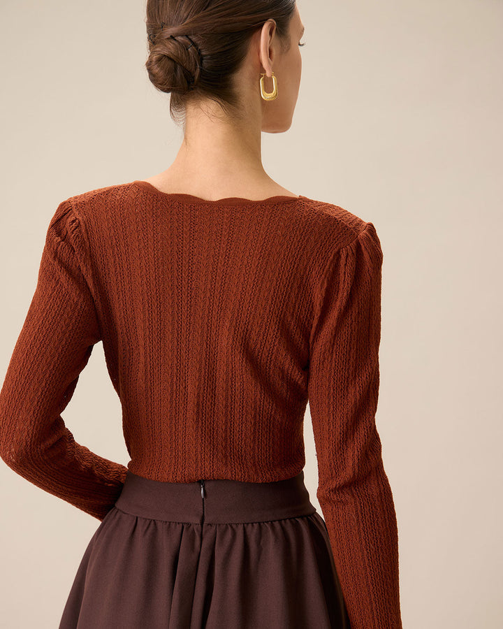 Maglione donna marrone aderente, maniche lunghe, scollo rotondo. Bottoni decorativi chic, ideale per outfit autunnali.
