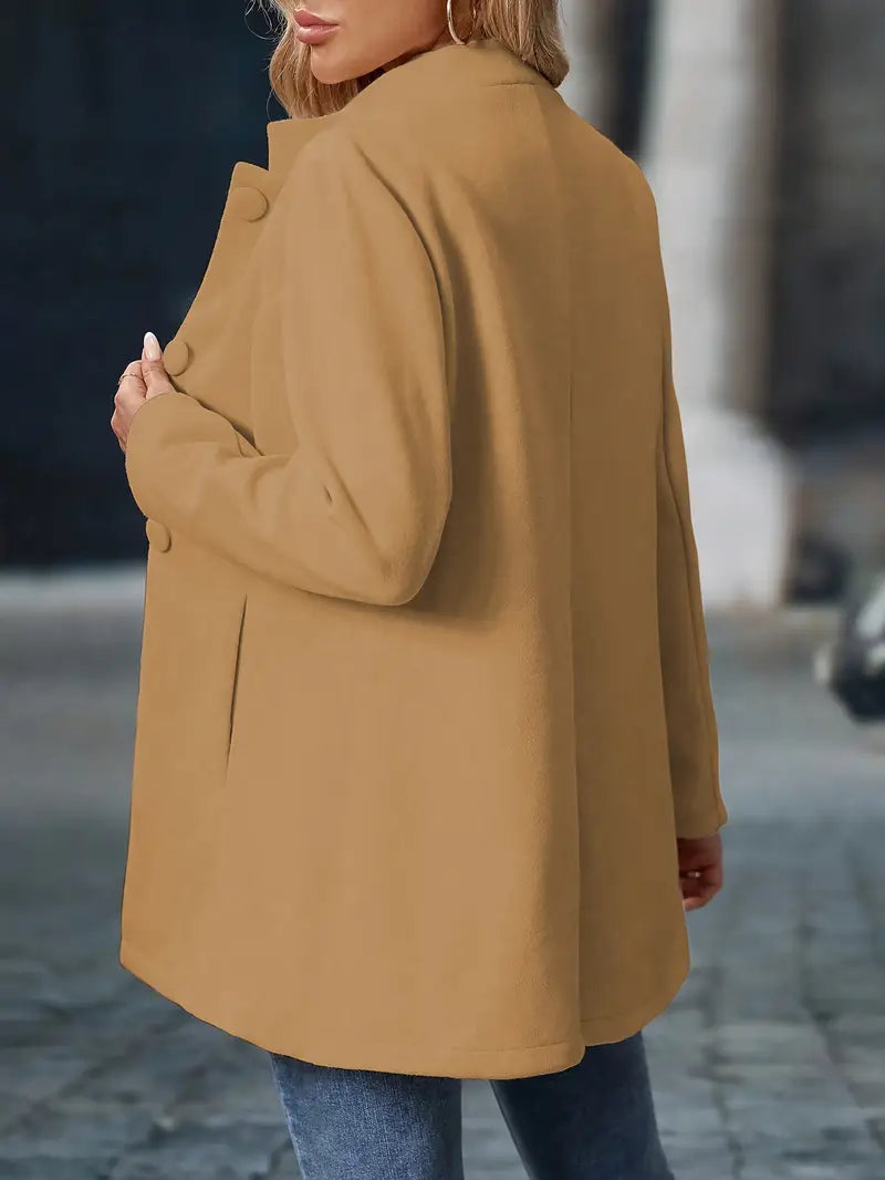 Cappotto donna grigio elegante, collo alto e bottoni. Outerwear invernale chic.