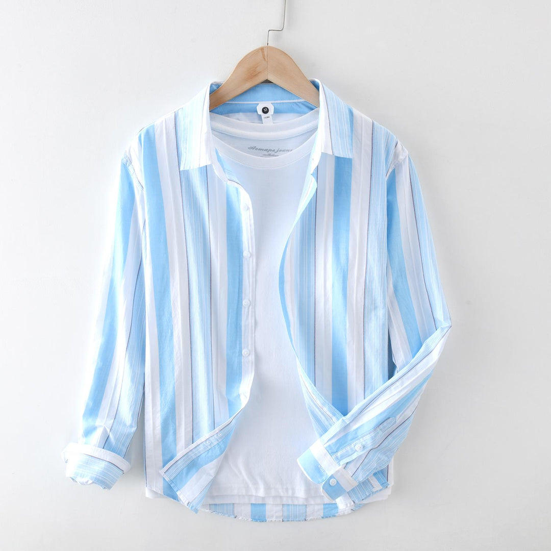 Dettaglio camicia uomo a maniche lunghe con raffinato motivo a righe e colletto quadrato. Abbigliamento maschile chic.