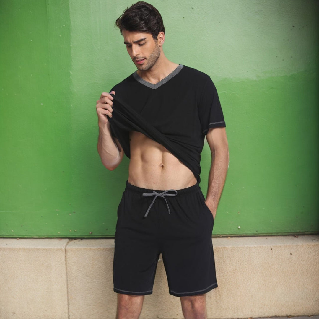 Set estivo uomo due pezzi casual elegante, maglietta e pantaloncini per comfort e stile estivo. Perfetto relax.