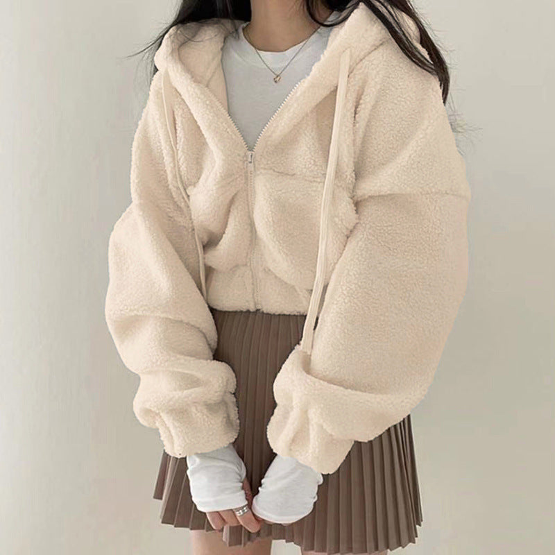 Giacca invernale corta donna elegante con collo alto, look sofisticato contro il freddo. Perfetta per la moda.