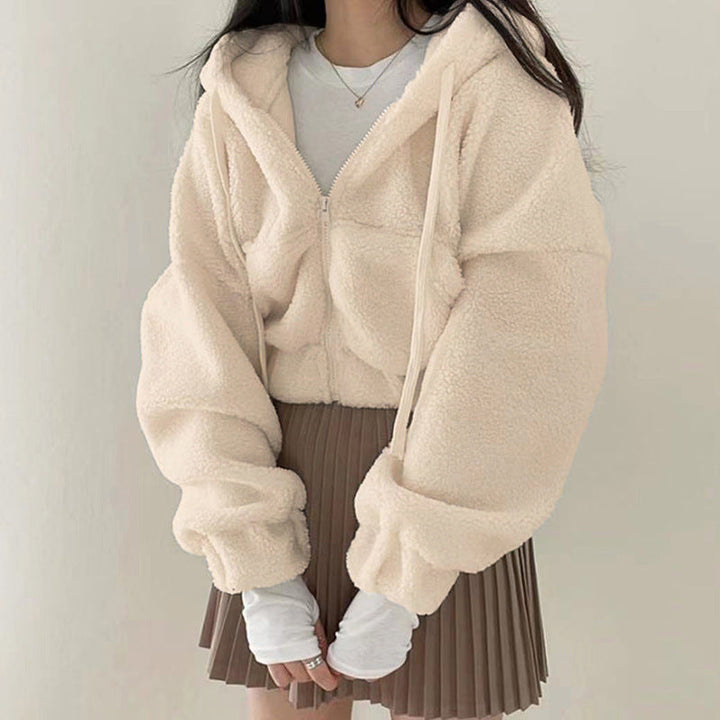 Giacca invernale corta donna elegante con collo alto, look sofisticato contro il freddo. Perfetta per la moda.