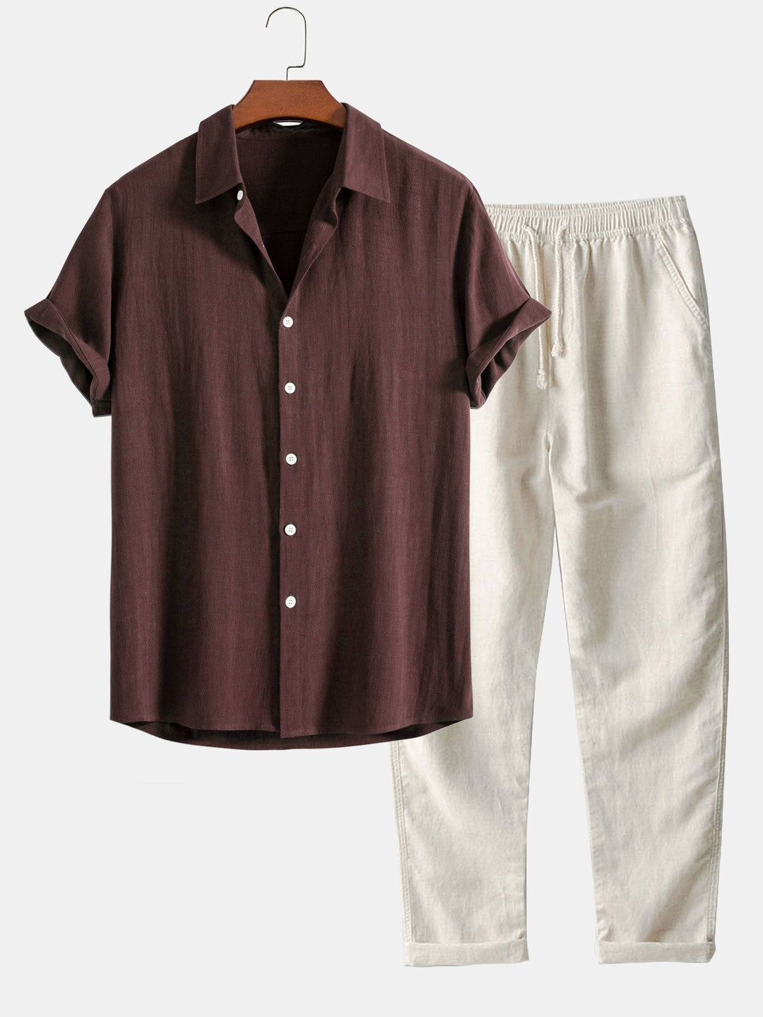 Completo lino uomo indossato all'aperto, perfetto per climi caldi, unisce freschezza e stile contemporaneo.