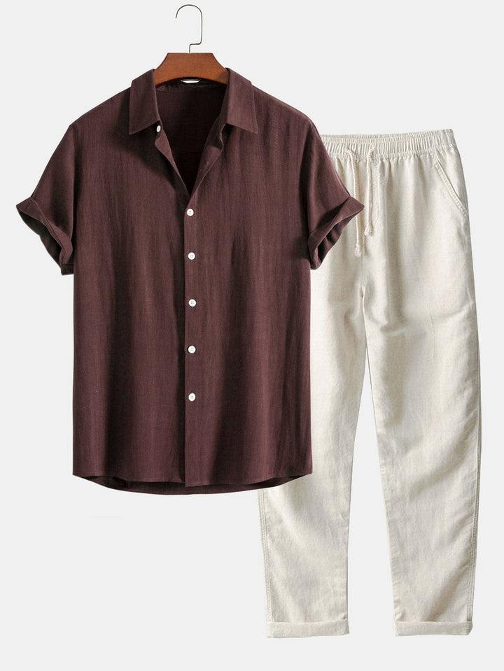 Completo lino uomo indossato all'aperto, perfetto per climi caldi, unisce freschezza e stile contemporaneo.