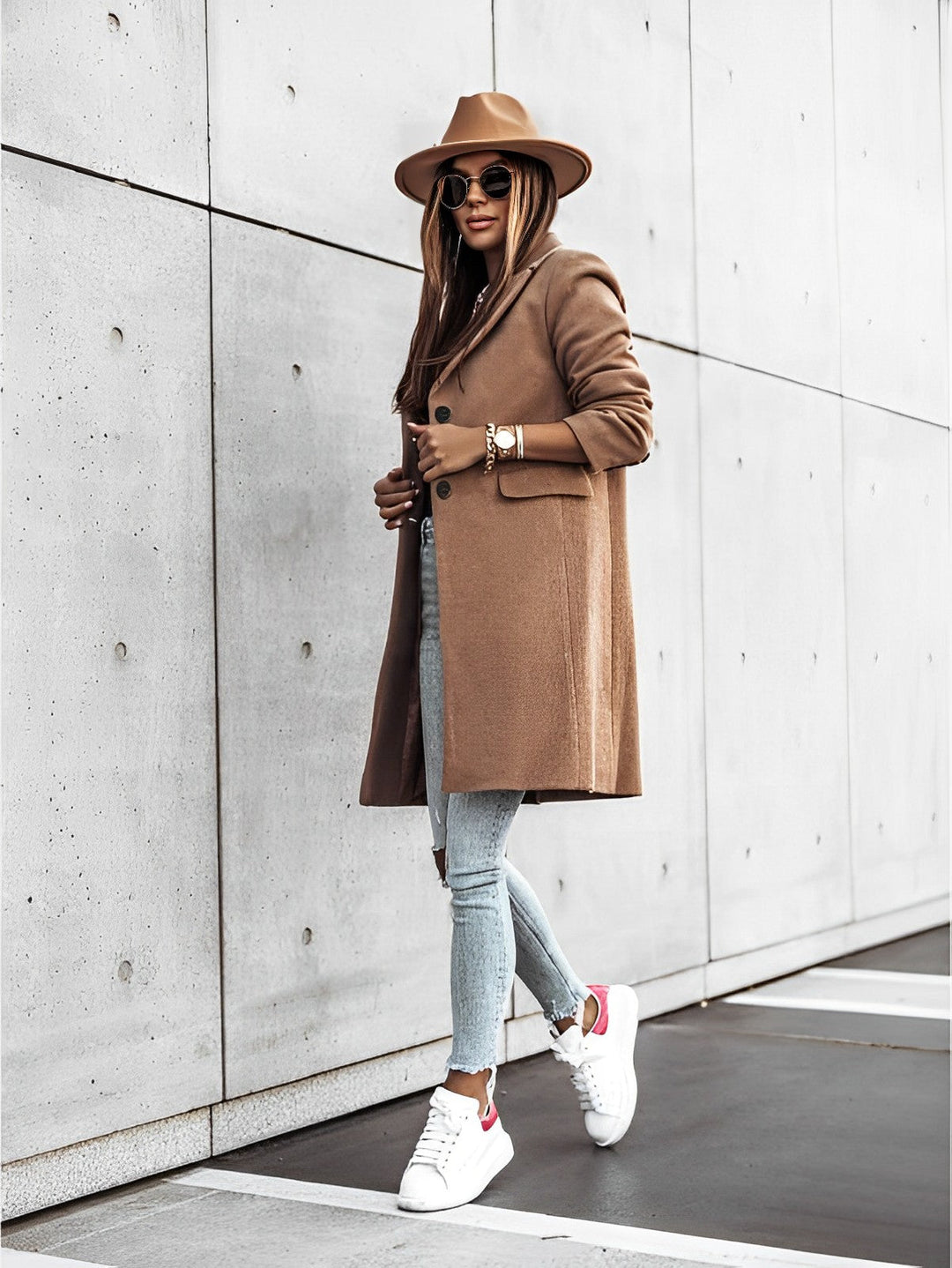 Cappotto autunnale lungo da donna, colore di tendenza, con bottoni e scollo a V. Perfetto per il clima fresco.