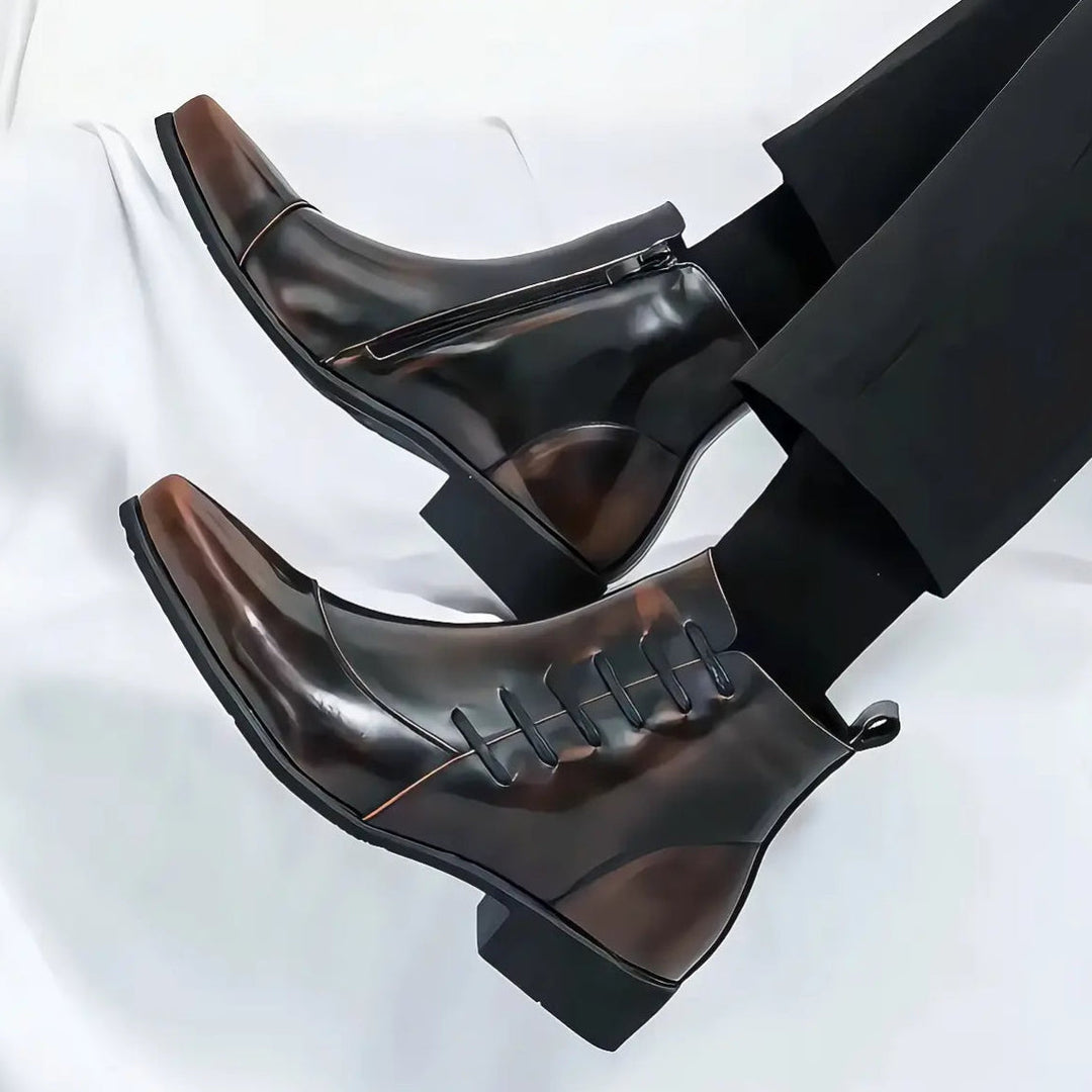 Stivali uomo eleganti neri con lacci e zip laterale. Versatili per look business o casual, calzature di tendenza.