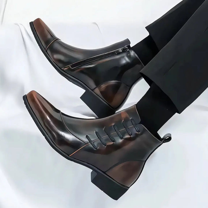 Stivali uomo eleganti neri con lacci e zip laterale. Versatili per look business o casual, calzature di tendenza.
