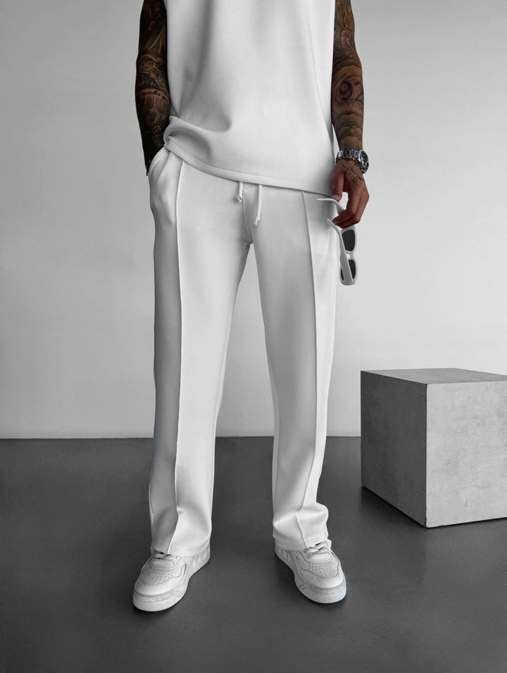 Set estivo uomo, top senza maniche e pantaloni sartoriali, per un outfit lounge elegante e versatile.