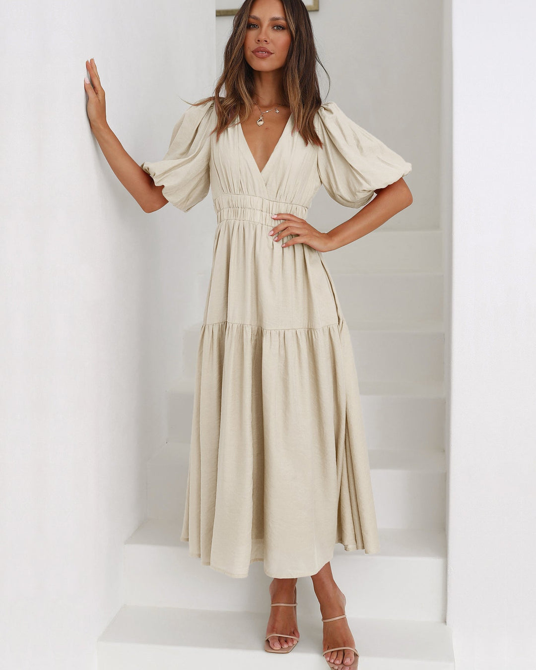Abito maxi estivo donna elegante con maniche a sbuffo e scollo a V. Ideale per un outfit casual chic.
