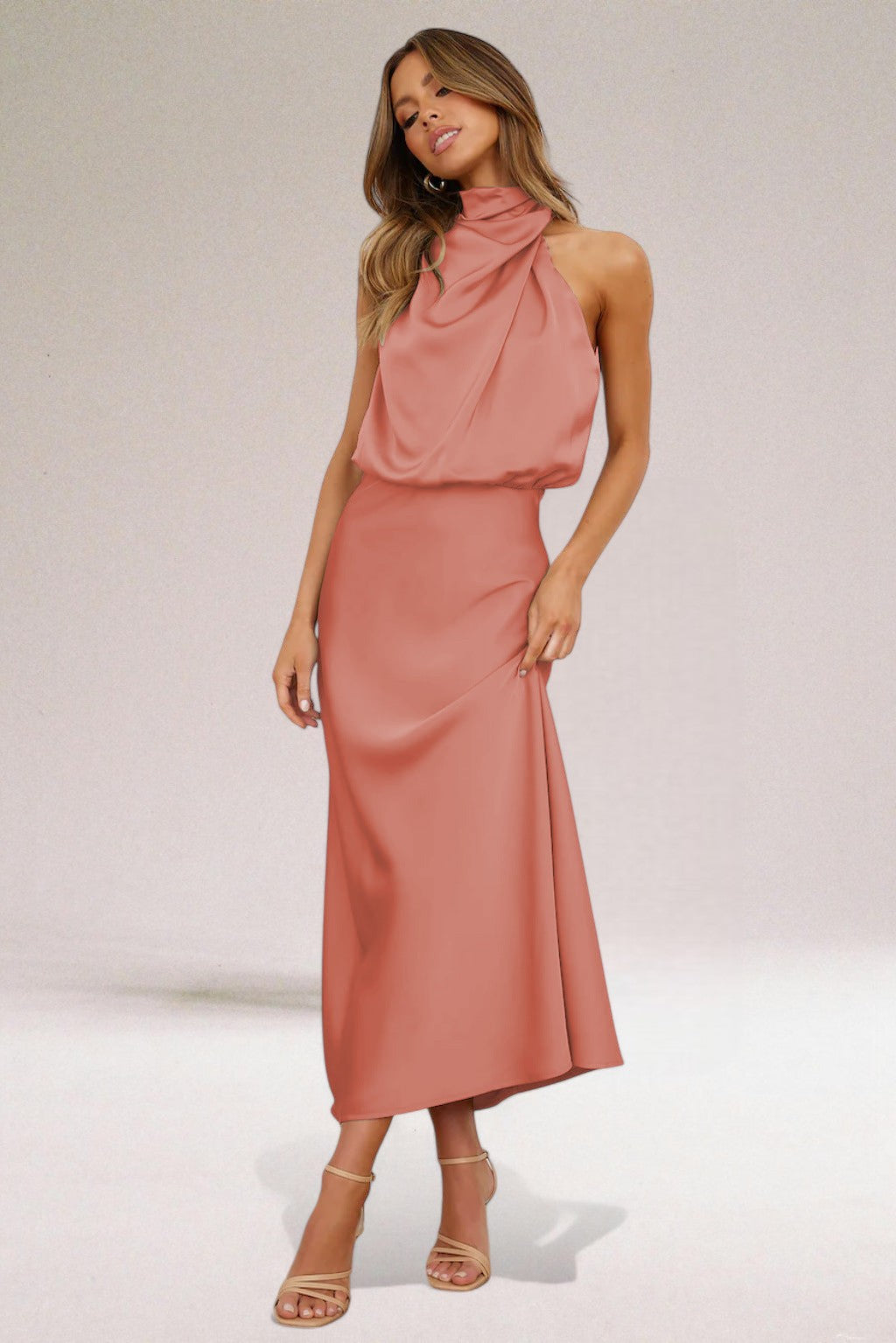 Vestito lungo donna satinato elegante, ideale per sera o eventi speciali, con scollo halter.