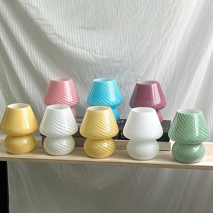 Lampada a fungo minimalista bianca con strisce, luce d'ambiente per interni moderni.