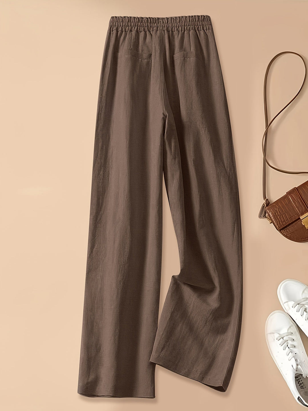 Dettaglio: coulisse regolabile sui pantaloni donna a vita alta, stile casual e rilassato.