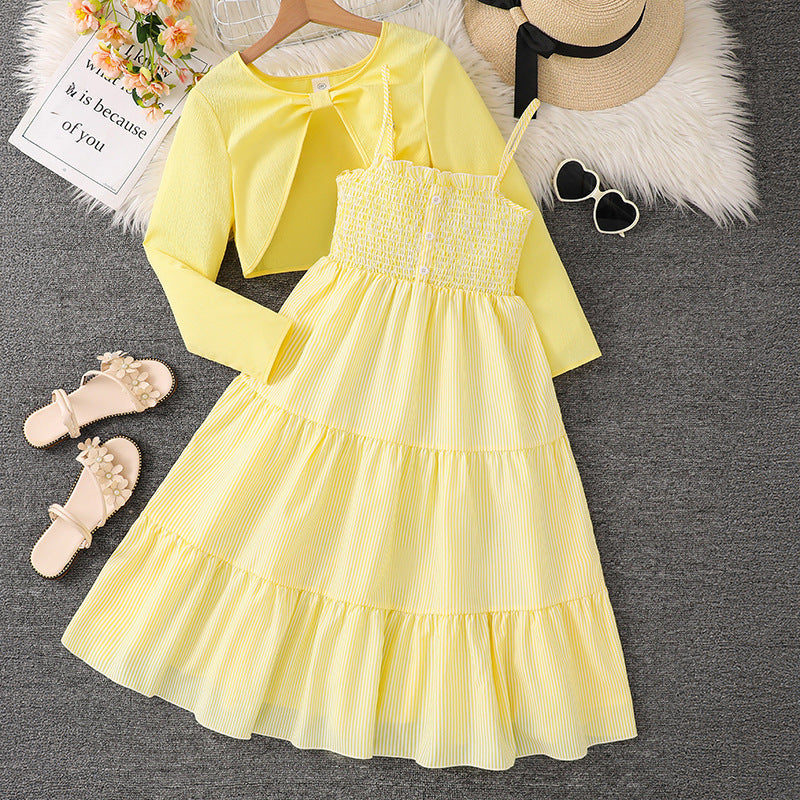 Abito donna corto con elegante stampa floreale, maniche lunghe e bretelle. Stile unico per la primavera-estate.