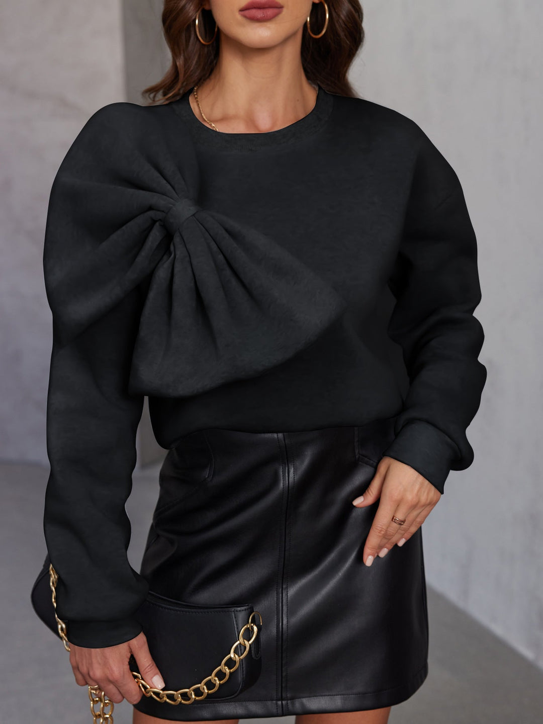 Maglione donna bianco elegante con fiocco. Pullover morbido girocollo a maniche lunghe, per stile e comfort autunno/inverno.