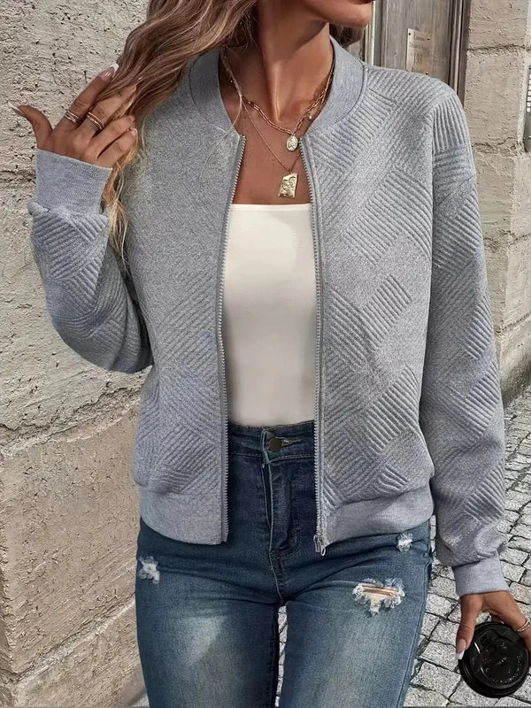Bomber donna leggero ed elegante con zip, perfetto per stile casual e comfort quotidiano in primavera.