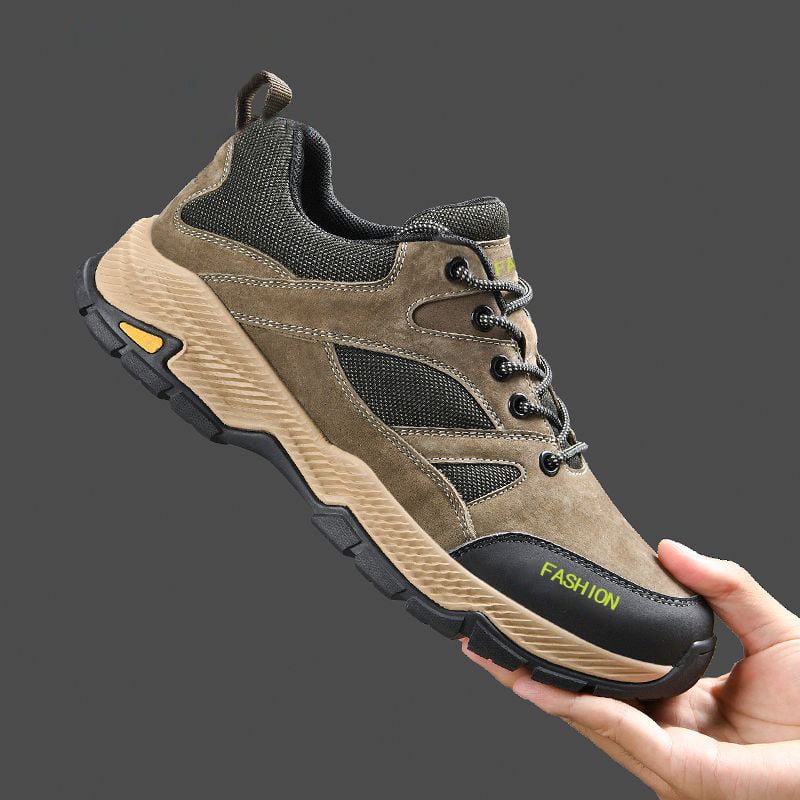 Calzature uomo sportive, con lacci e suola piatta. Essenziali per il comfort e lo stile.