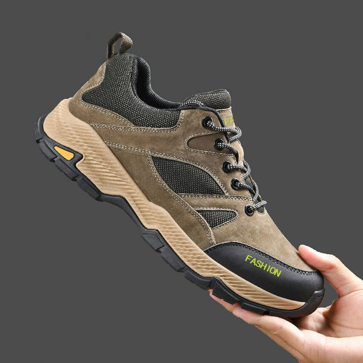 Calzature uomo sportive, con lacci e suola piatta. Essenziali per il comfort e lo stile.