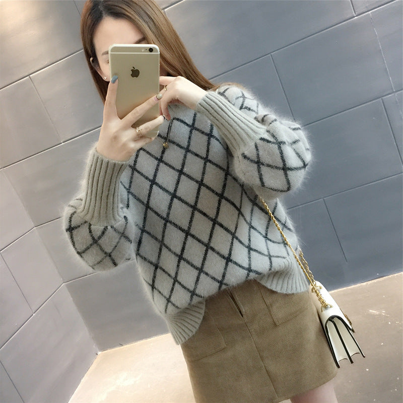 Pullover donna con motivo a rombi e scollo tondo, capo versatile e confortevole per la moda autunnale.
