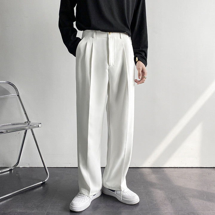 Pantaloni neri uomo slim fit per un look elegante e formale. Design sartoriale con pieghe, perfetti per l'ufficio.