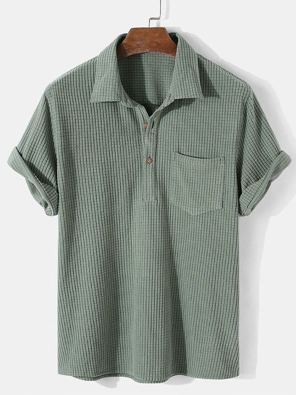 Elegante camicia blu estiva da uomo a manica corta. Design traspirante e stile casual per freschezza e un look effortless.