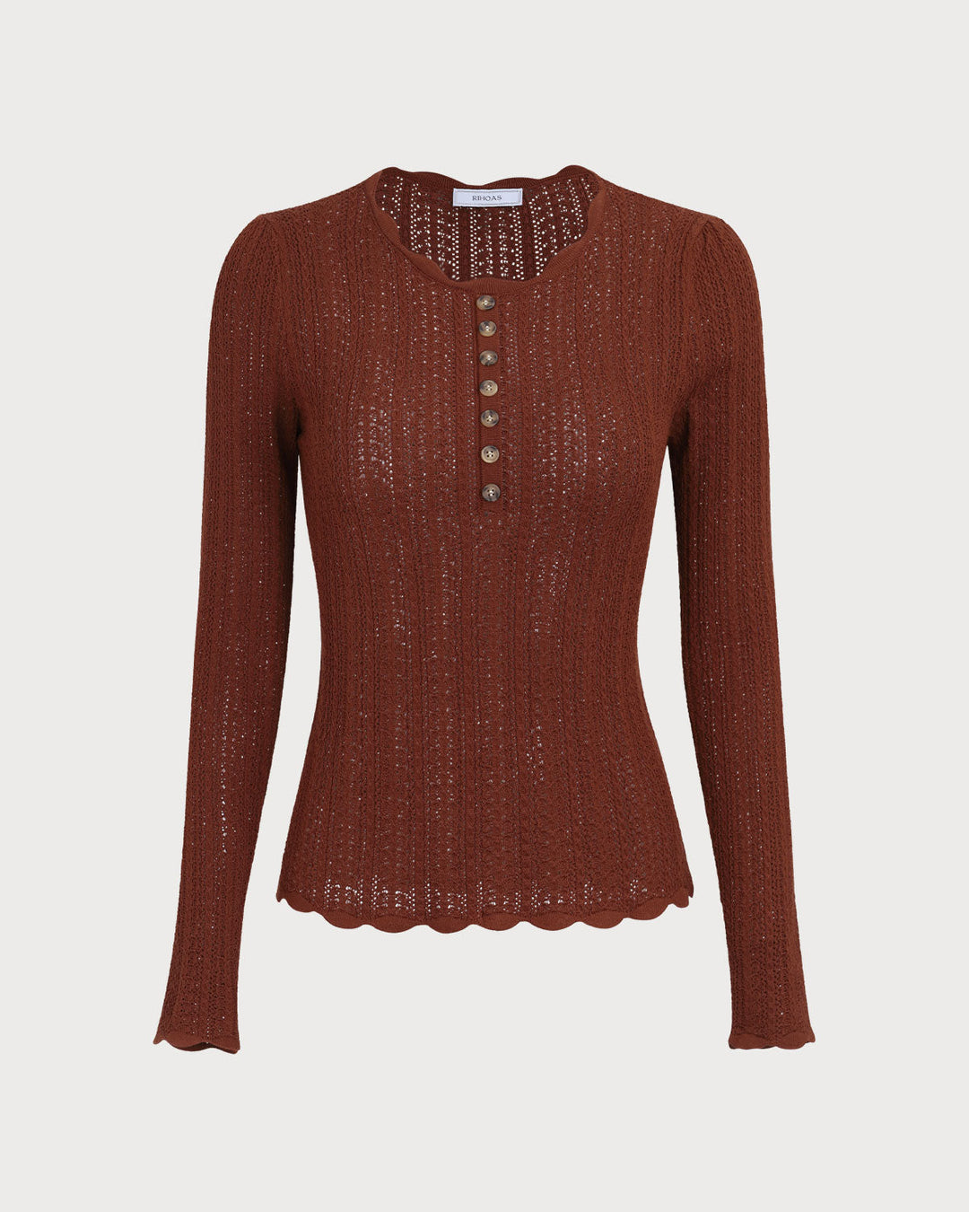 Maglione donna aderente e confortevole, maniche lunghe. Scollo rotondo classico, bottoni decorativi, moda autunnale.