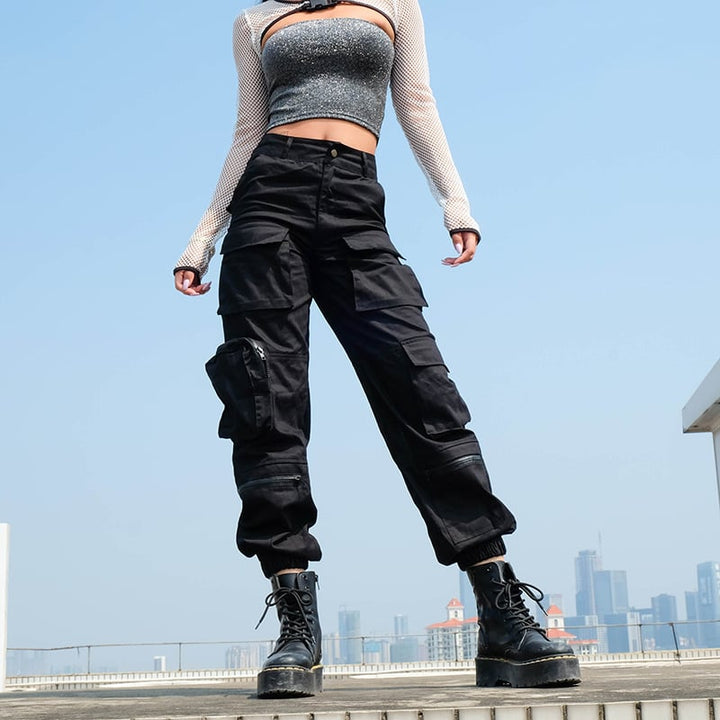 Pantaloni cargo donna neri, vita alta e polsini, stile streetwear alla moda. Look casual e comodo per ogni giorno.