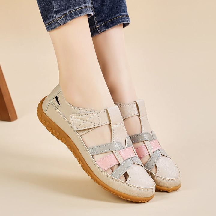 Dettaglio della chiusura a strappo regolabile su sandali donna retrò, perfetti per comfort e calzata facile.