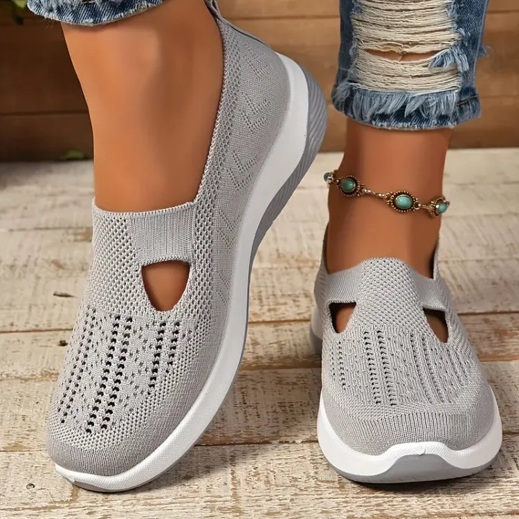 Sneakers donna slip-on grigie, leggere e comode, ideali per attività sportive leggere e per il tempo libero.