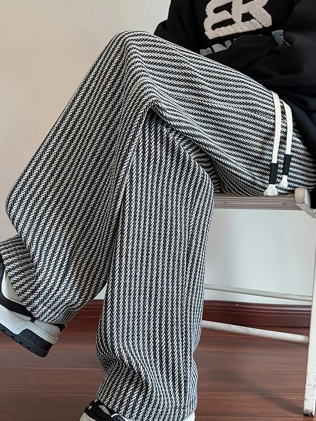 Pantaloni uomo "smart casual" a gamba larga con motivo a spina di pesce, mix di eleganza e relax.
