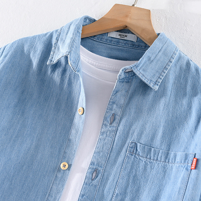 Camicia uomo di jeans casual a maniche corte, colore blu. Abbigliamento estivo versatile per un look rilassato.