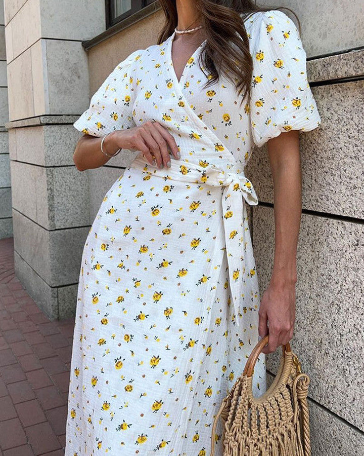 Elegante abito estivo floreale da donna con scollo a V e maniche corte, versatile e chic.