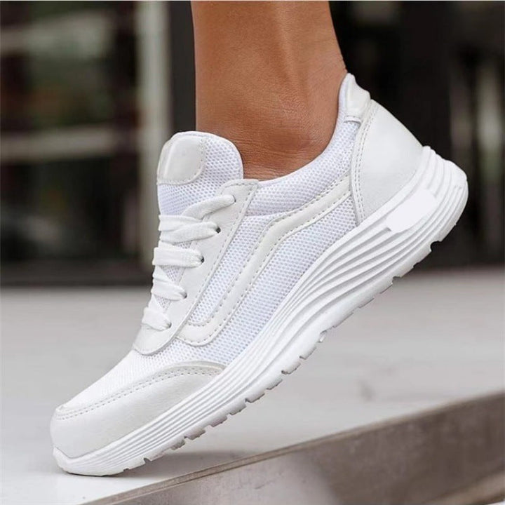 Dettaglio allacciatura sneakers donna. Scarpe sportive basse che uniscono stile e comfort per lunghe passeggiate.