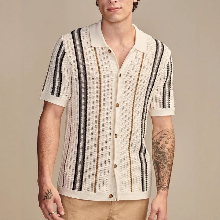 Polo uomo estiva a righe beige e blu scuro, maniche corte. Perfetta per look casual eleganti.