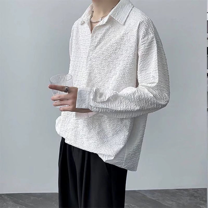 Elegante camicia uomo nera/bianca a maniche lunghe jacquard, moderna per look casual e di tendenza.