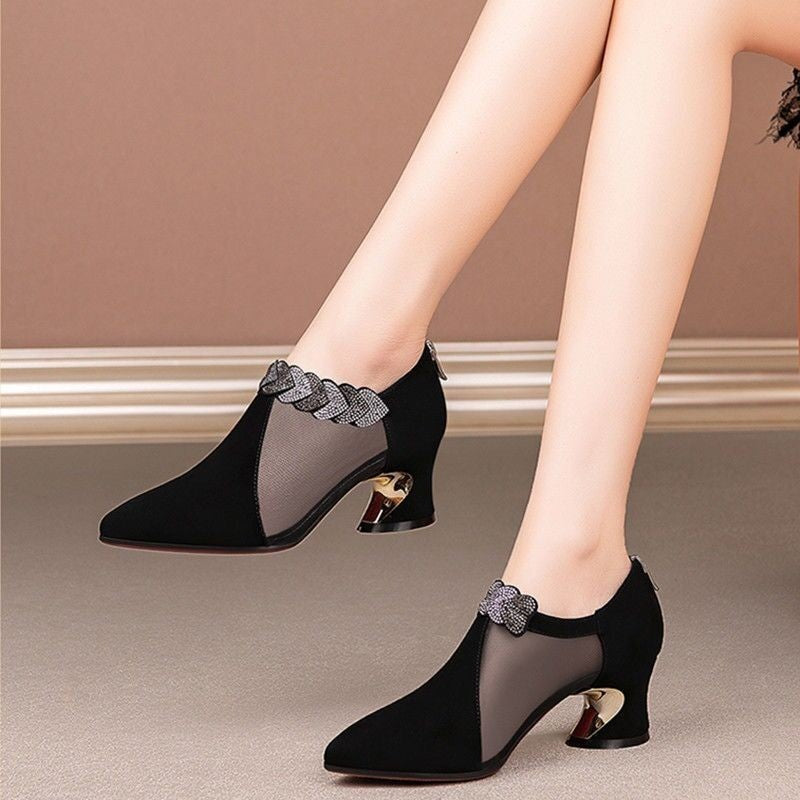 Décolleté nere eleganti da donna con tacco medio e punta affusolata, ideali per outfit da sera.