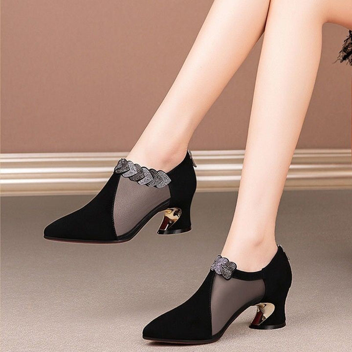 Décolleté nere eleganti da donna con tacco medio e punta affusolata, ideali per outfit da sera.