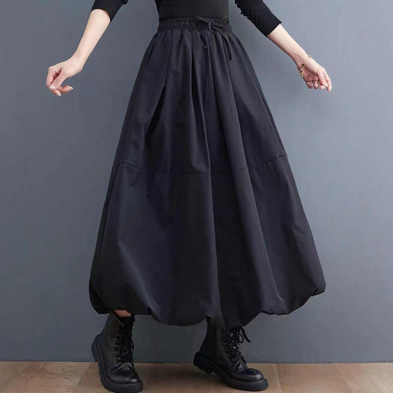 Gonna donna lunga a campana stratificata, tinta unita. Eleganza versatile per outfit primaverili ed estivi.
